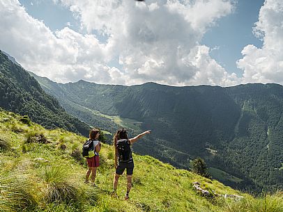 Friends trekking in the Julian Prealps Park, from Coot hut to Canin hut. Julian Prealps Natural Park. MABUNESCO