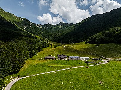 Friends trekking in the Julian Prealps Park, from Coot hut to Canin hut. Julian Prealps Natural Park. MABUNESCO