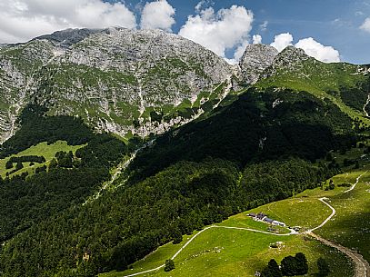 Friends trekking in the Julian Prealps Park, from Coot hut to Canin hut. Julian Prealps Natural Park. MABUNESCO