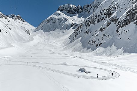 Cross country skiing. Cross-country trail Prevala at Sella Nevea, below the Gilberti refuge.
The 