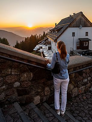 Lift up to Monte Santo di Lussari, enjoying the summer night opening of the telecabine. To enjoy the beautiful view of the Julian Mountains at sunset and the village lit up at night.