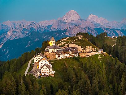 Lift up to Monte Santo di Lussari, enjoying the summer night opening of the telecabine. To enjoy the beautiful view of the Julian Mountains at sunset and the village lit up at night.