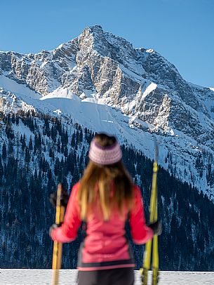 Cross-country skiing on the Plotze slope in Sauris di Sopra, with the iconic Bivera mountain in the background