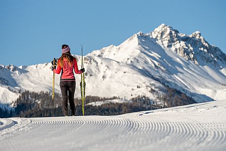 Cross-country skiing on the Plotze slope in Sauris di Sopra, with the iconic Bivera mountain in the background