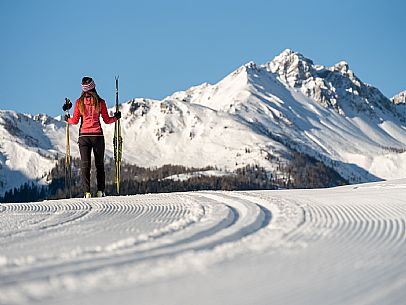 Cross-country skiing on the Plotze slope in Sauris di Sopra, with the iconic Bivera mountain in the background