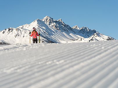 Cross-country skiing on the Plotze slope in Sauris di Sopra, with the iconic Bivera mountain in the background