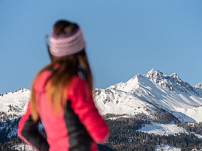 Cross-country skiing on the Plotze slope in Sauris di Sopra, with the iconic Bivera mountain in the background