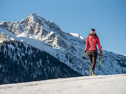 Cross-country skiing on the Plotze slope in Sauris di Sopra, with the iconic Bivera mountain in the background