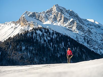 Cross-country skiing on the Plotze slope in Sauris di Sopra, with the iconic Bivera mountain in the background