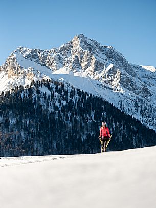 Cross-country skiing on the Plotze slope in Sauris di Sopra, with the iconic Bivera mountain in the background