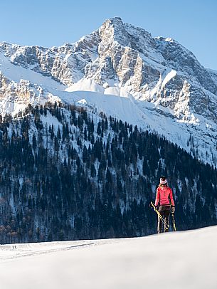 Cross-country skiing on the Plotze slope in Sauris di Sopra, with the iconic Bivera mountain in the background