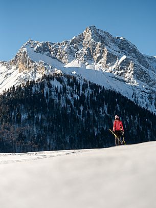 Cross-country skiing on the Plotze slope in Sauris di Sopra, with the iconic Bivera mountain in the background