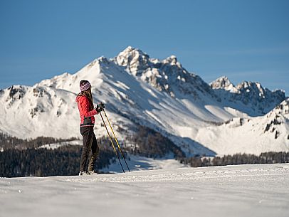 Cross-country skiing on the Plotze slope in Sauris di Sopra, with the iconic Bivera mountain in the background