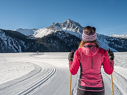 Cross-country skiing on the Plotze slope in Sauris di Sopra, with the iconic Bivera mountain in the background