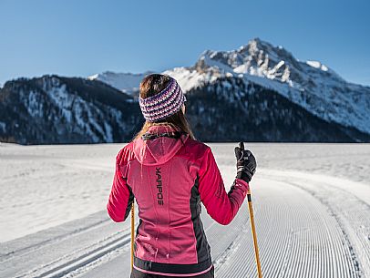 Cross-country skiing on the Plotze slope in Sauris di Sopra, with the iconic Bivera mountain in the background