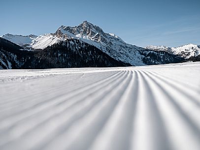 Cross-country skiing on the Plotze slope in Sauris di Sopra, with the iconic Bivera mountain in the background