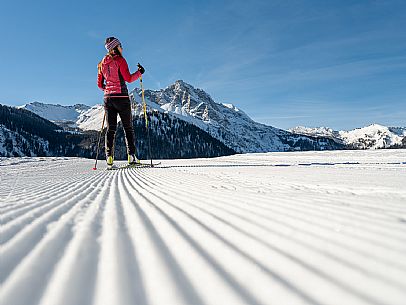 Cross-country skiing on the Plotze slope in Sauris di Sopra, with the iconic Bivera mountain in the background