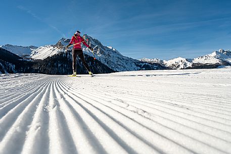 Cross-country skiing on the Plotze slope in Sauris di Sopra, with the iconic Bivera mountain in the background