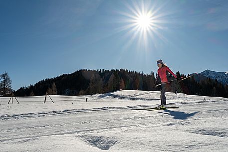 Cross-country skiing on the Plotze slope in Sauris di Sopra, with the iconic Bivera mountain in the background