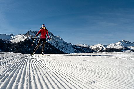 Cross-country skiing on the Plotze slope in Sauris di Sopra, with the iconic Bivera mountain in the background