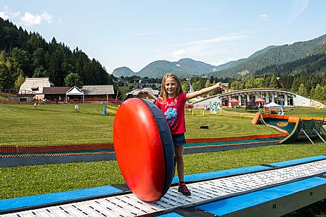 Fun Area dell'Angelo di Tarvisio: for young and old, an area that offers various activities and all within easy reach: zipline, bobsleigh on rails, bike park, animal trail, footpath and park for children