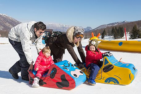 Famyly with kids at Nevelandia, Aviano.