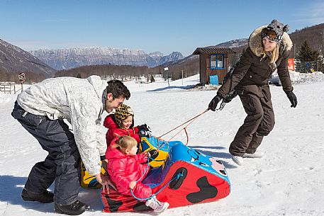 Famyly with kids at Nevelandia, Aviano.