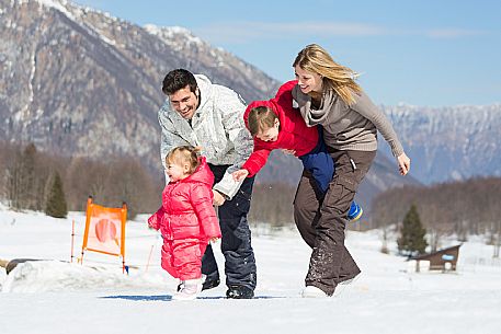 Famyly with kids at Nevelandia, Aviano.