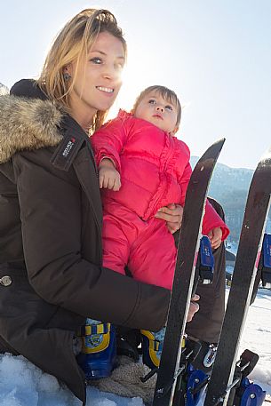 Famyly with kids at Nevelandia, Aviano.