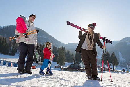 Famyly with kids at Nevelandia, Aviano.