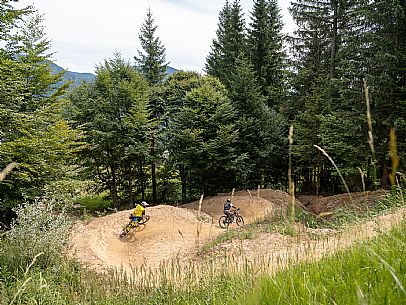 The Angel Bike Park offers a real alternative for those seeking adrenaline and fun, with two routes, Cervo for beginners and Lince, longer, for the more experienced. Tarvisio, Piana dell'Angelo. The Angel Bike Park offers a real alternative for those seeking adrenaline and fun, with two routes, Cervo for beginners and Lince, longer, for the more experienced. Tarvisio, Piana dell'Angelo.