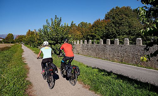 Alpe Adria cycle path - Venzone-Udine-Finanziato dal Fondo europeo di sviluppo regionale e Interreg V-A Italia-Austria 2014-2020 progetto BIKE NAT