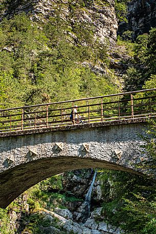 Alpe Adria cycle path - Tarvisio-Venzone-Finanziato dal Fondo europeo di sviluppo regionale e Interreg V-A Italia-Austria 2014-2020 progetto BIKE NAT