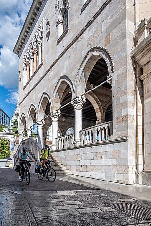 Alpe Adria cycle path - Venzone-Udine-Finanziato dal Fondo europeo di sviluppo regionale e Interreg V-A Italia-Austria 2014-2020 progetto BIKE NAT