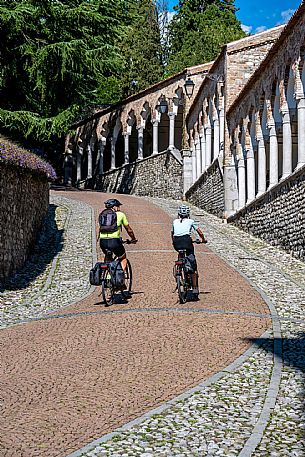 Alpe Adria cycle path - Venzone-Udine-Finanziato dal Fondo europeo di sviluppo regionale e Interreg V-A Italia-Austria 2014-2020 progetto BIKE NAT