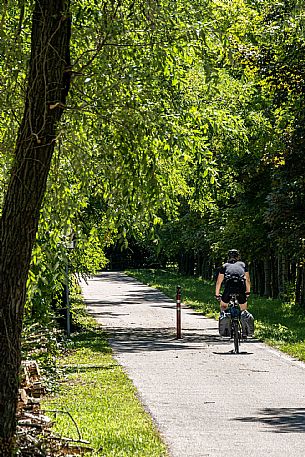 Alpe Adria cycle path - Venzone-Udine-Finanziato dal Fondo europeo di sviluppo regionale e Interreg V-A Italia-Austria 2014-2020 progetto BIKE NAT