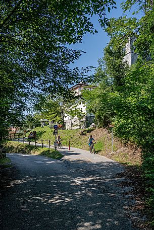 Alpe Adria cycle path - Venzone-Udine-Finanziato dal Fondo europeo di sviluppo regionale e Interreg V-A Italia-Austria 2014-2020 progetto BIKE NAT