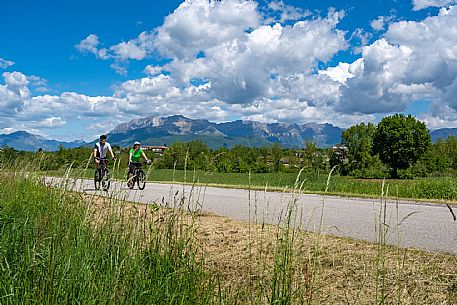 Alpe Adria cycle path - Venzone-Udine-Finanziato dal Fondo europeo di sviluppo regionale e Interreg V-A Italia-Austria 2014-2020 progetto BIKE NAT