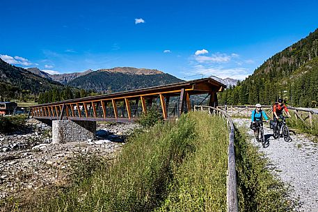 Alpe Adria cycle path - Carnia-Paluzza-Finanziato dal Fondo europeo di sviluppo regionale e Interreg V-A Italia-Austria 2014-2020 progetto BIKE NAT