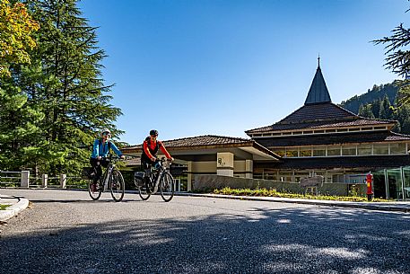 Alpe Adria cycle path - Carnia-Paluzza-Finanziato dal Fondo europeo di sviluppo regionale e Interreg V-A Italia-Austria 2014-2020 progetto BIKE NAT