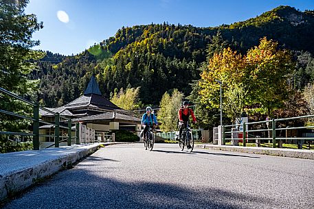 Alpe Adria cycle path - Carnia-Paluzza-Finanziato dal Fondo europeo di sviluppo regionale e Interreg V-A Italia-Austria 2014-2020 progetto BIKE NAT